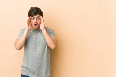 Genç havalı adam şaşırdı ve şok oldu..