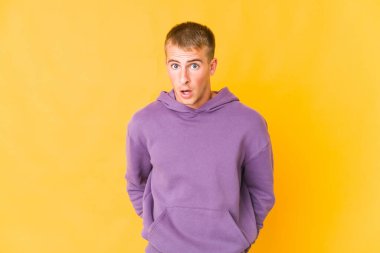 Genç, beyaz, yakışıklı adam gördüğü bir şey yüzünden şoka uğruyor..