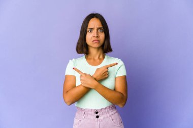 Genç melez kadın iki seçenek arasında seçim yapmaya çalışıyor..