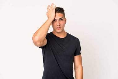 Beyaz tenli yakışıklı bir adam bir şeyi unutuyor. Alnına avuç içiyle vurup gözlerini kapıyor..