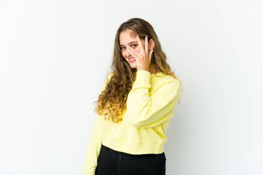 Genç beyaz kadın kameraya parmaklarıyla göz kırpıyor, utanarak yüzünü kapatıyor..