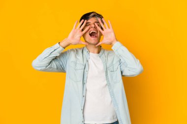 Genç, sıska İspanyol adam heyecanla bağırıyor..