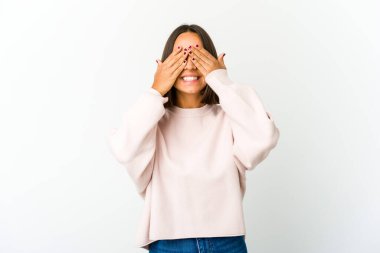 Genç melez kadın elleriyle gözlerini kapatıyor, gülümseyerek bir sürpriz bekliyor..