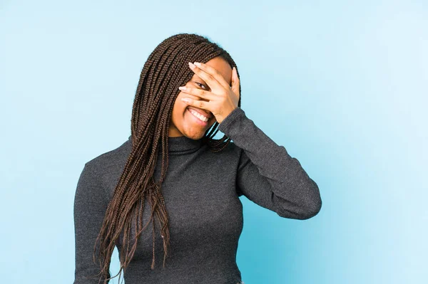 Mladá Afro Americká Žena Izolovaná Modrém Pozadí Bliká Kameru Skrz — Stock fotografie