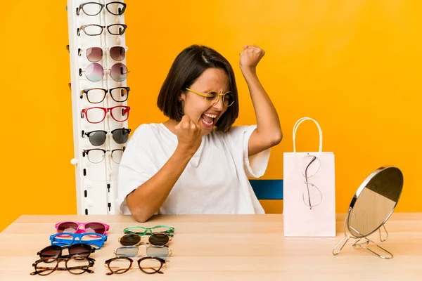 Joven Mujer Hispana Probándose Gafas Aisladas Levantando Puño Después Una —  Fotos de Stock