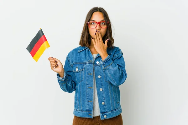 白い背景に隔離されたドイツの国旗を持つ若いラテン女性は ヤシの上にコピースペースを保持感銘を受けました — ストック写真