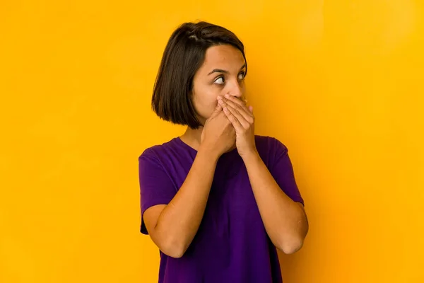 Mujer Hispana Joven Aislada Amarillo Reflexivo Mirando Espacio Copia Que —  Fotos de Stock