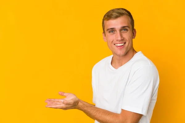 Jonge Blanke Knappe Man Met Een Kopieerruimte Een Palm — Stockfoto