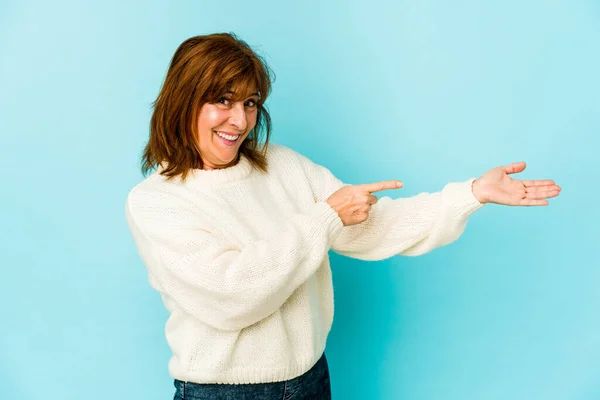 Senior Mujer Caucásica Aislado Emocionado Celebración Espacio Copia Palma —  Fotos de Stock