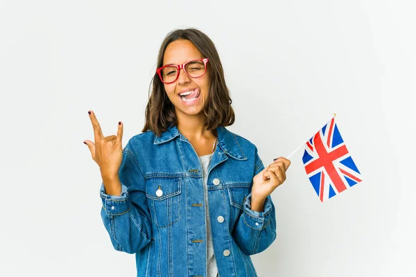 Młoda Latynoska Kobieta Trzyma Angielską Flagę Odizolowaną Białym Tle Pokazującą — Zdjęcie stockowe