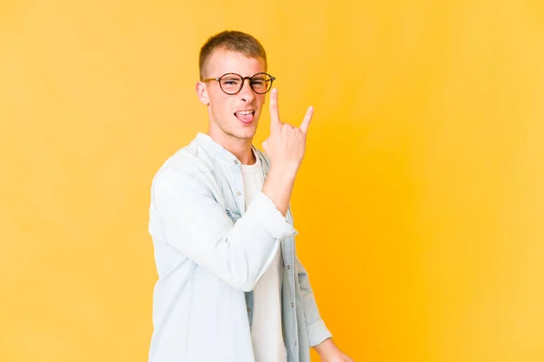Νεαρός Καυκάσιος Όμορφος Άνδρας Δείχνει Ροκ Χειρονομία Δάχτυλα — Φωτογραφία Αρχείου