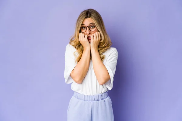 Giovane Donna Bionda Caucasica Che Morde Unghie Nervosa Molto Ansiosa — Foto Stock