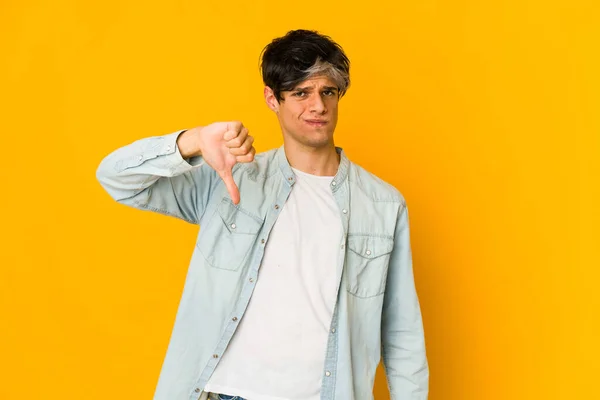 Joven Flaco Hispano Mostrando Pulgar Hacia Abajo Concepto Decepción —  Fotos de Stock