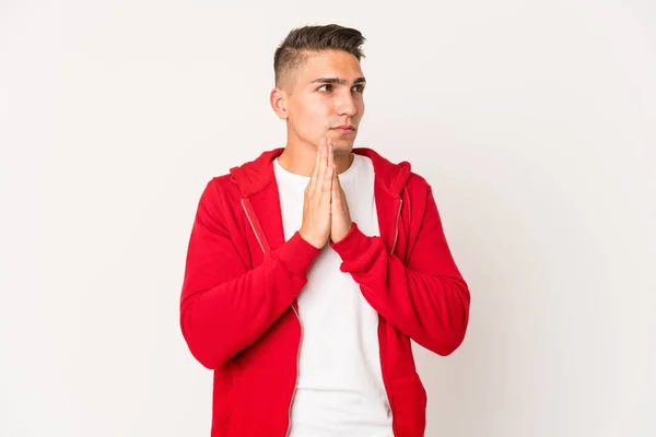 Νεαρός Καυκάσιος Όμορφος Άντρας Απομονωμένος Προσεύχεται Δείχνει Αφοσίωση Θρήσκος Άνθρωπος — Φωτογραφία Αρχείου
