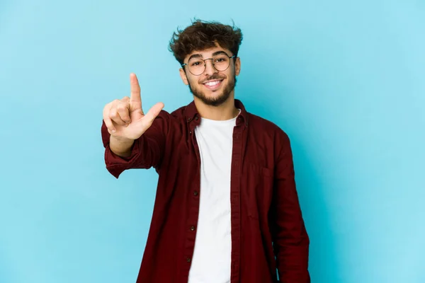 Jovem Árabe Homem Fundo Azul Mostrando Número Com Dedo — Fotografia de Stock