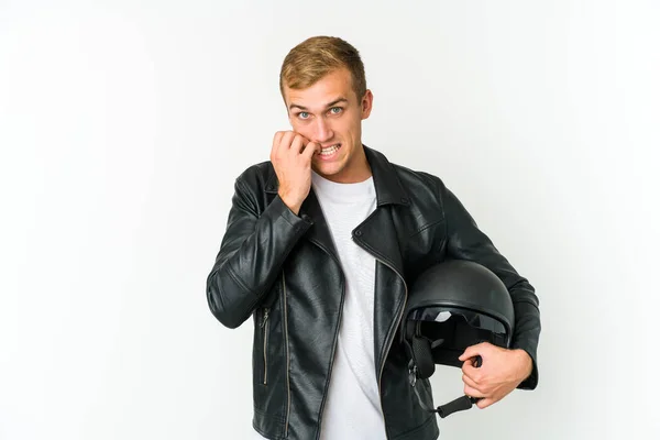 Joven Hombre Caucásico Sosteniendo Casco Moto Aislado Sobre Fondo Blanco —  Fotos de Stock