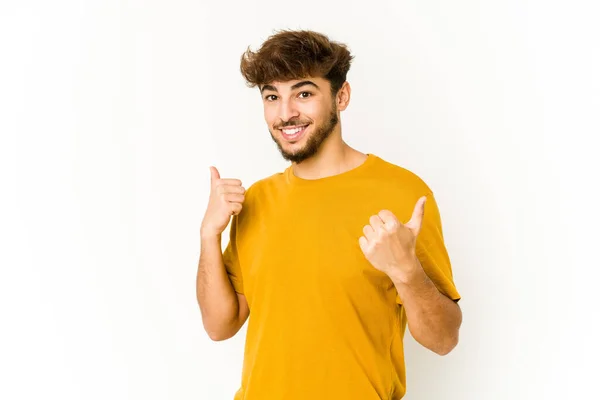 Junger Arabischer Mann Auf Weißem Hintergrund Hebt Beide Daumen Lächelt — Stockfoto