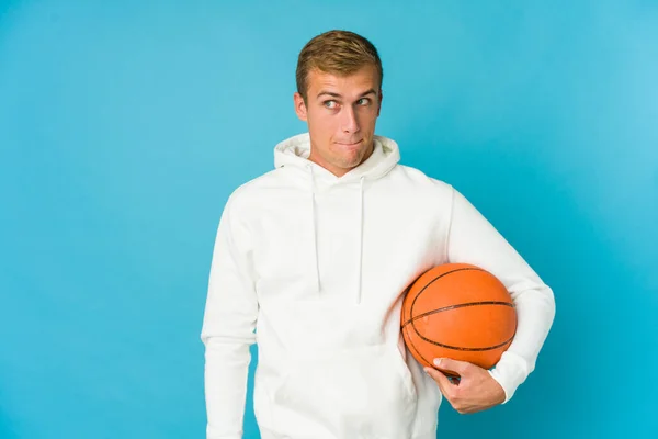 Giovane Uomo Caucasico Che Gioca Basket Isolato Sfondo Blu Mostrando — Foto Stock
