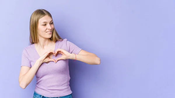 Junge Blonde Frau Auf Lila Hintergrund Isoliert Lächelnd Und Zeigt — Stockfoto