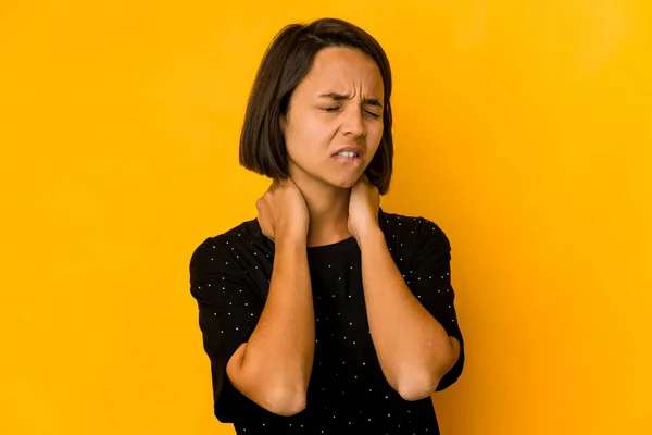 Ung Latinamerikansk Kvinna Isolerad Gult Lidande Nacksmärta Grund Stillasittande Livsstil — Stockfoto