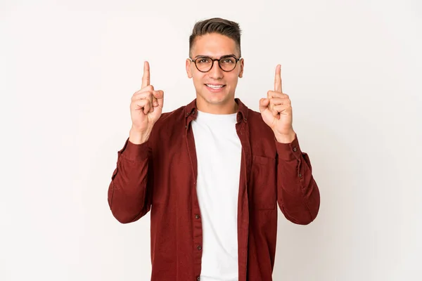 Jovem Caucasiano Bonito Homem Isolado Indica Com Ambos Dedos Dianteiros — Fotografia de Stock