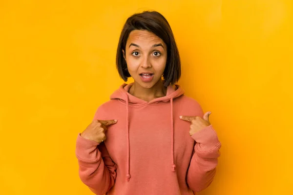 Young Hispanic Woman Isolated Yellow Surprised Pointing Finger Smiling Broadly — Stock Photo, Image