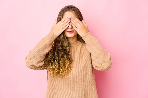 Jeune Femme Caucasienne Peur Couvrant Les Yeux Avec Les Mains — Photo