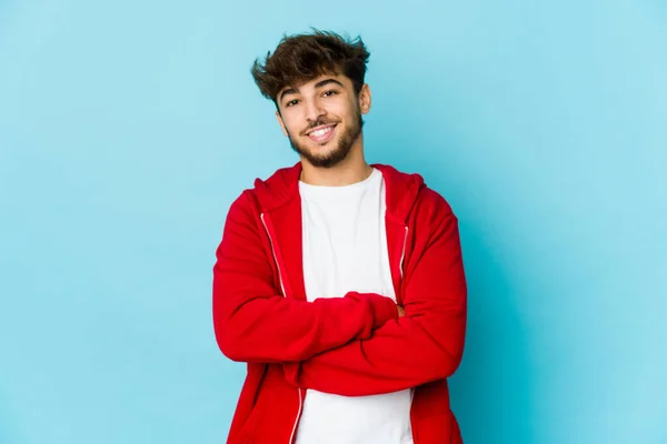 Hombre Árabe Joven Sobre Fondo Azul Que Siente Seguro Cruzando — Foto de Stock