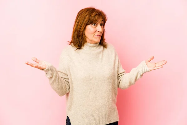 Femme Caucasienne Senior Isolé Confus Douteux Haussant Les Épaules Pour — Photo