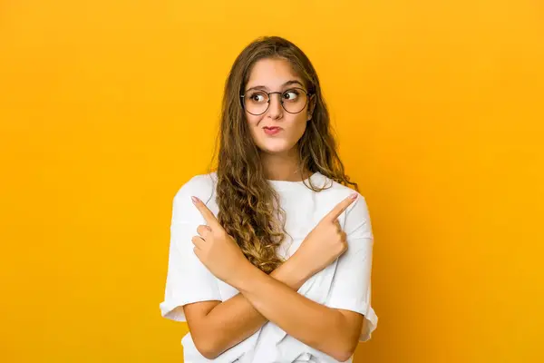 Mulher Caucasiana Jovem Aponta Para Lado Está Tentando Escolher Entre — Fotografia de Stock