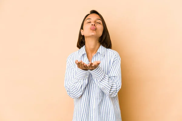 Giovane Donna Ispanica Isolata Labbra Pieghevoli Palme Mano Inviare Bacio — Foto Stock