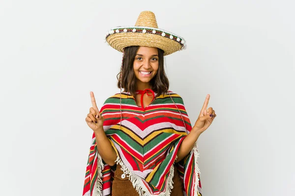 Mulher Mexicana Jovem Isolado Fundo Branco Indica Com Ambos Dedos — Fotografia de Stock