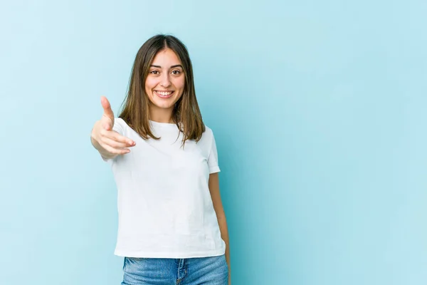 Joven Mujer Caucásica Estirando Mano Cámara Gesto Saludo —  Fotos de Stock