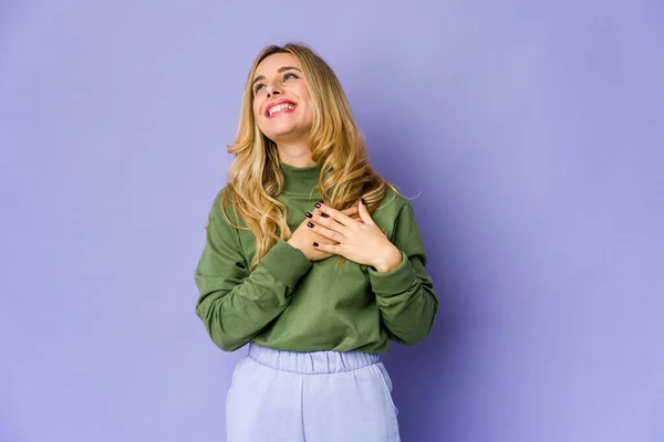 Genç Beyaz Sarışın Bir Kadın Gülüyor Elini Yüreğine Koyuyor Mutluluk — Stok fotoğraf