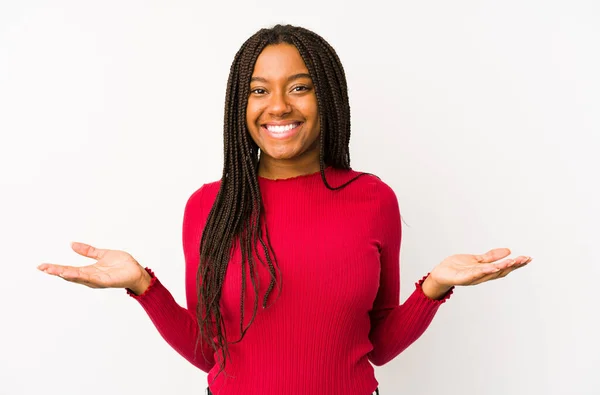 Νεαρή Αφρικάνα Αμερικανίδα Απομονωμένη Κάνει Κλίμακα Χέρια Αισθάνεται Ευτυχισμένη Και — Φωτογραφία Αρχείου