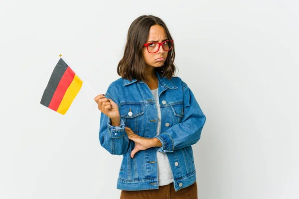 Młoda Latynoska Kobieta Trzyma Niemiecką Flagę Odizolowaną Białym Tle Zmarszczoną — Zdjęcie stockowe