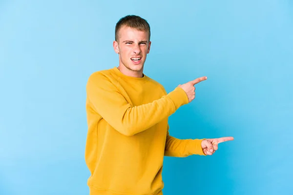 Kafkasyalı Yakışıklı Bir Adam Işaret Parmağıyla Fotokopi Çekerek Heyecan Arzusunu — Stok fotoğraf