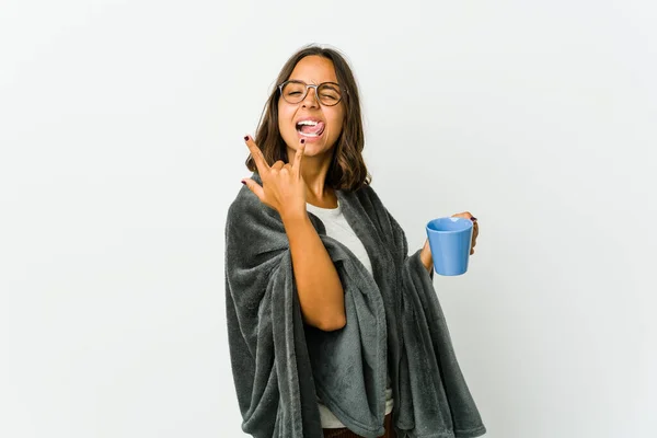 Mujer Latina Joven Con Manta Aislada Sobre Fondo Blanco Mostrando — Foto de Stock