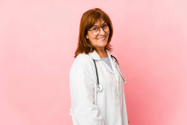 Médico Caucasiano Meia Idade Mulher Isolada Olha Para Lado Sorridente — Fotografia de Stock