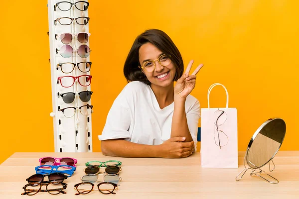 Mujer Hispana Joven Probándose Gafas Aisladas Alegres Despreocupadas Mostrando Símbolo —  Fotos de Stock