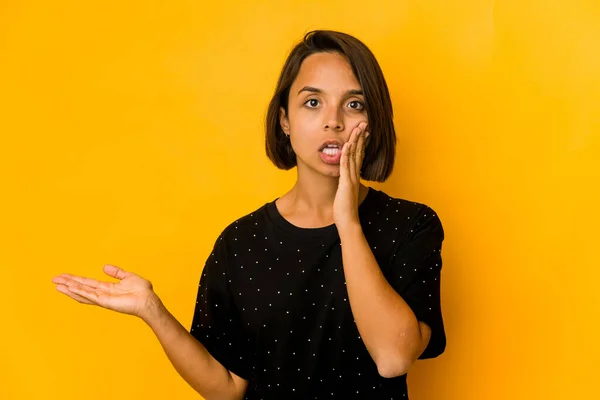 Jonge Spaanse Vrouw Geïsoleerd Geel Onder Indruk Houden Kopieerruimte Palm — Stockfoto