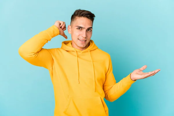 Homem Bonito Caucasiano Jovem Isolado Detém Espaço Cópia Uma Palma — Fotografia de Stock