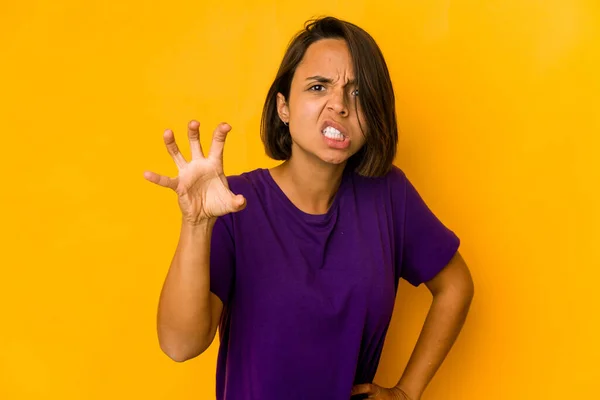 Jovem Hispânica Isolada Amarelo Mostrando Garras Imitando Gato Gesto Agressivo — Fotografia de Stock