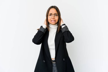 Genç melez iş kadını beyaz arka planda izole edilmiş kafasının arkasına dokunuyor, düşünüyor ve bir seçim yapıyor..