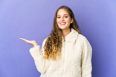 Beyaz tenli hoş bir kadın avucunun içinde fotokopi odası gösteriyor ve başka bir eli belinde tutuyor..