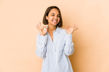 Genç İspanyol kadın neşeli ve kendinden emin bir şekilde kendini soyutlamış..