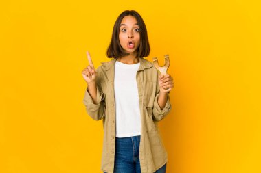 Genç İspanyol kadın elinde sapanla harika bir fikir üretiyor, yaratıcılık kavramı..