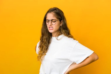 Sırt ağrısı çeken beyaz bir kadın..