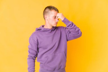 Kafkasyalı yakışıklı genç adamın başı ağrıyor, yüzüne dokunuyor..