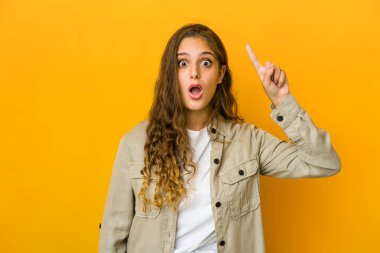 Kafkasyalı genç bir kadının harika bir fikri var, yaratıcılık kavramı..